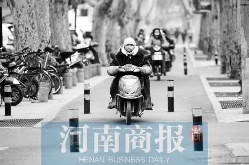 金水路防疫路附近，路樁間距很小，電動(dòng)車經(jīng)過時(shí)要很小心才能避開