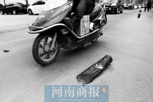 金水路上，一根路樁被撞倒