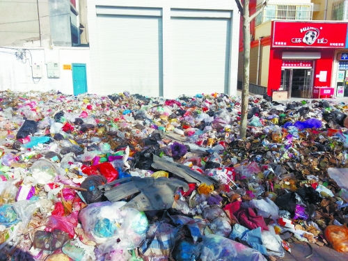 人行道上，垃圾“綿延”30來米。