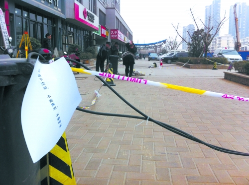 這處危險路段，從表面看沒有一點異常。但是在地面下，坍塌的大坑可裝下中巴車。