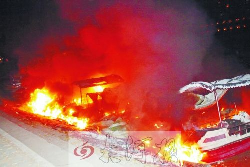 觀光船著火，火光沖天。