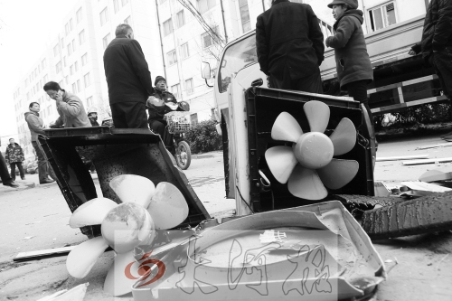 7樓一住戶家中天然氣爆炸，廚房里的排氣扇被炸得掉落地上。