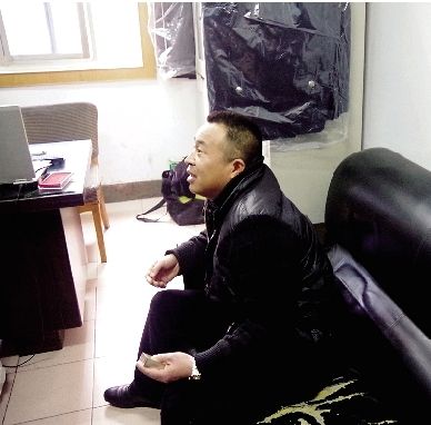 無證開套牌桑塔納轎車的段某，在華中食品城賣酒。