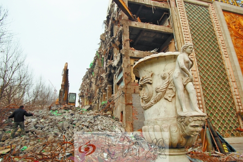 城東路下穿隧道動工，建筑垃圾占據(jù)了人行道。