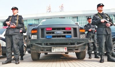 火車(chē)站前荷槍實(shí)彈的特警