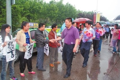 專案組押解嫌疑人回洛，的哥的姐自發(fā)前來迎接。