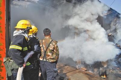 火勢兇猛，濃煙滾滾，消防官兵正在奮力救火。