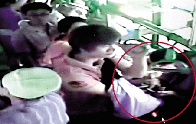 一名小偷拉開了乘客李女士的包，并在包里摸了足足3分多鐘。最終，李女士被偷了2.4萬多元錢。”(翻拍視