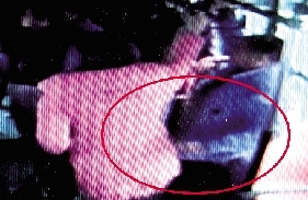 一小偷把手伸到乘客衣兜內行竊時的瞬間。(翻拍視頻)