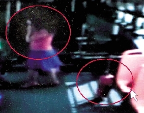 去年10月份的一天，一名女乘客打著電話下了車，包丟在了車上。(翻拍視頻)