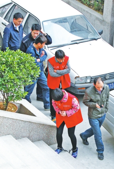 制造胡噴鬧劇的始作俑者——一家裝飾公司的4名負責(zé)人與其雇用的兩名“胡噴”被刑拘。