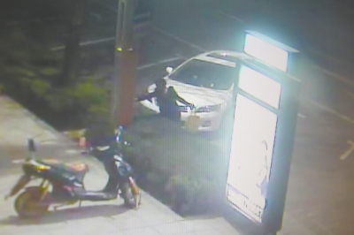 監(jiān)控視頻顯示，一名女子正在往路燈桿和路牌燈箱上噴涂。