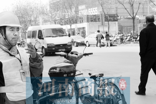  燃?xì)庑孤?消防員演習(xí)變實(shí)戰(zhàn)。而幾米外,有工作人員在抽煙