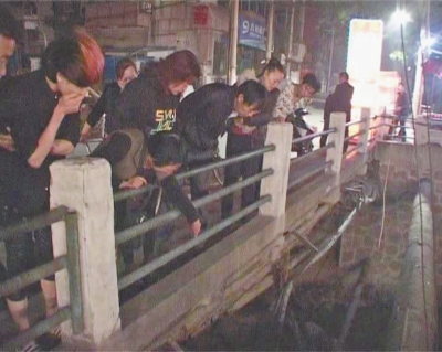 圍觀群眾感嘆橋那么高，被扔下橋的劉先生真是“萬幸”。