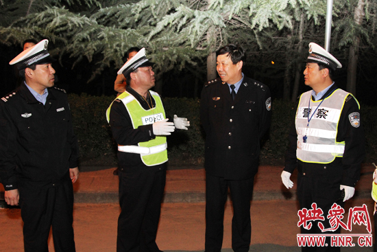 該支隊(duì)支隊(duì)長石軍(左二)、政委周西漢（左一）在向省總隊(duì)督導(dǎo)組匯報(bào)整治酒駕時(shí)的情景。