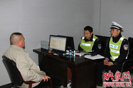 湖濱交管巡防大隊(duì)中隊(duì)長姚旭（右一）在對酒駕者詢問筆錄