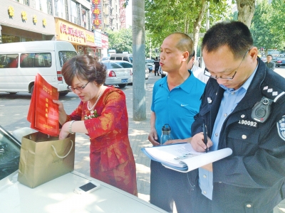 失主在清點(diǎn)、認(rèn)領(lǐng)失物。