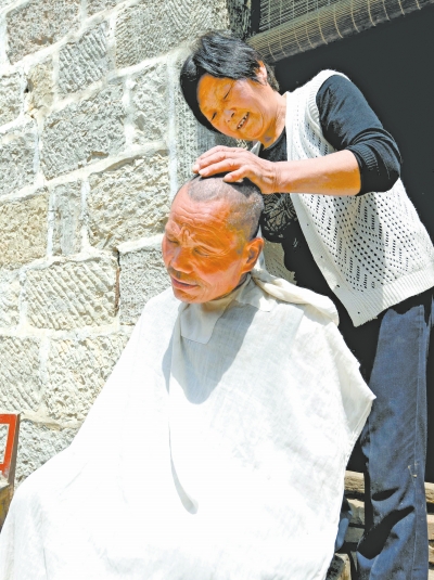 為了照顧兩個(gè)小叔，馬英專(zhuān)門(mén)學(xué)會(huì)了理發(fā)。