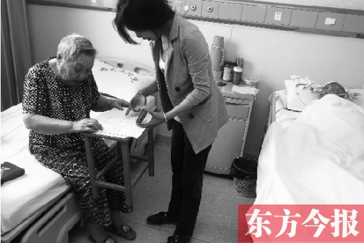 昨日，鄭大五附院二號樓住院部，馬老太寫下委托書，并簽字摁指印委托女兒代理為昏迷老伴解鎖取錢