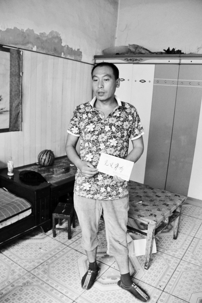 采建新拿的信封里，是南京警方送來的獎(jiǎng)金。