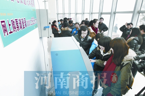 自動售票機安裝在高校內(nèi)，方便了學生購票返鄉(xiāng)