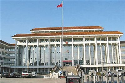 濮陽(yáng)縣違規(guī)、超標(biāo)修建的縣委、縣政府辦公樓。新華社發(fā)發(fā)布