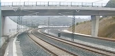 時(shí)速190公里的列車通過一個(gè)限速80公里的急轉(zhuǎn)彎。