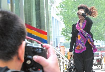 7月22日李某某輪奸案庭前會(huì)議，夢(mèng)鴿擋臉小跑進(jìn)法院。資料圖片京華時(shí)報(bào)記者蒲東峰攝