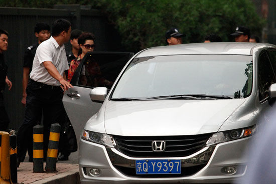 夢(mèng)鴿在數(shù)十名警察和便衣護(hù)衛(wèi)下徑直上了私家車(chē) 夢(mèng)鴿在數(shù)十名警察和便衣護(hù)衛(wèi)下徑直上了私家車(chē)