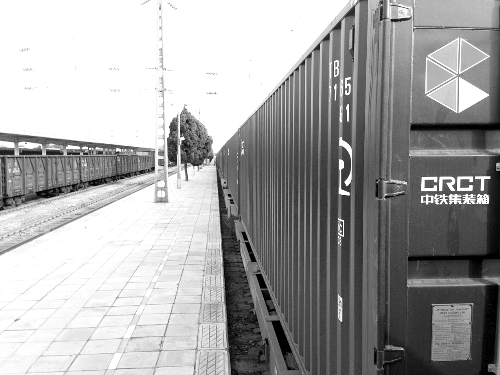 此次班列跟車工作人員@就著米飯吃面條發(fā)微博說：一路走來，每個(gè)?？空镜墓ぷ魅藛T都在夸我們的集裝箱。