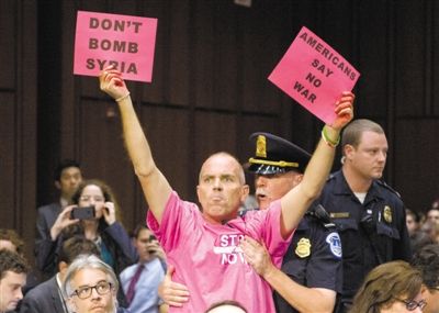 3日，美參議院外委會舉行敘利亞問題聽證會，民眾在現場示威，抗議美國軍事干預敘利亞。