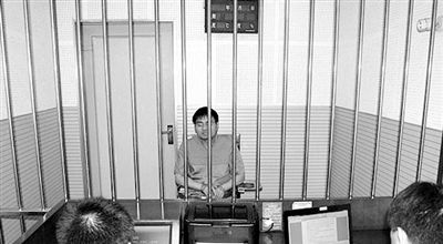 警方審訊犯罪嫌疑人“秦火火”。