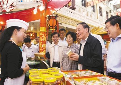 9月6日，王岐山在天津南市食品街調(diào)研，在月餅柜臺(tái)前，詢問(wèn)中央關(guān)于中秋國(guó)慶嚴(yán)禁公款送禮的規(guī)定發(fā)布后的銷售情況。新華社記者 李學(xué)仁 攝