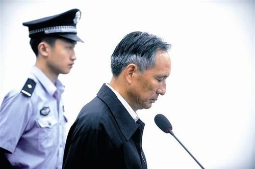 圖為：10日，張曙光在北京市第二中級(jí)人民法院接受庭審 新華社發(fā)