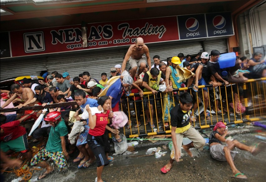 當(dāng)?shù)貢r(shí)間11月10日，強(qiáng)臺(tái)風(fēng)“海燕”襲擊菲律賓塔克洛班后，當(dāng)?shù)鼐用裣唇偕痰?，哄搶物資。