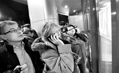 11月17日，俄羅斯喀山機場，一些人在查看航站樓上貼著的遇難者名單，他們可能是遇難者的親屬。