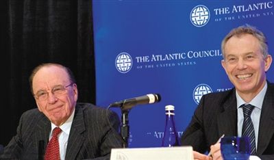 2008年，布萊爾與默多克在美國參加一國際會議。