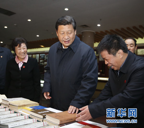 26日上午，習(xí)近平在孔子研究院參觀考察。新華社記者鞠鵬 攝