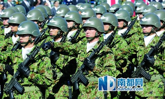 10月27日，日本自衛(wèi)隊舉行閱兵儀式