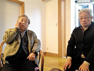 前晚，年過七旬的劉光嘉及妻子向記者講述強(qiáng)拆經(jīng)過。