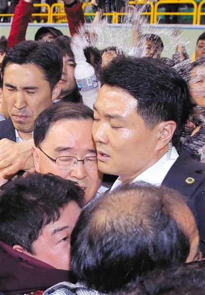 17日，鄭烘原（中）會(huì)見乘客家屬時(shí)，遭到家屬辱罵、潑水。