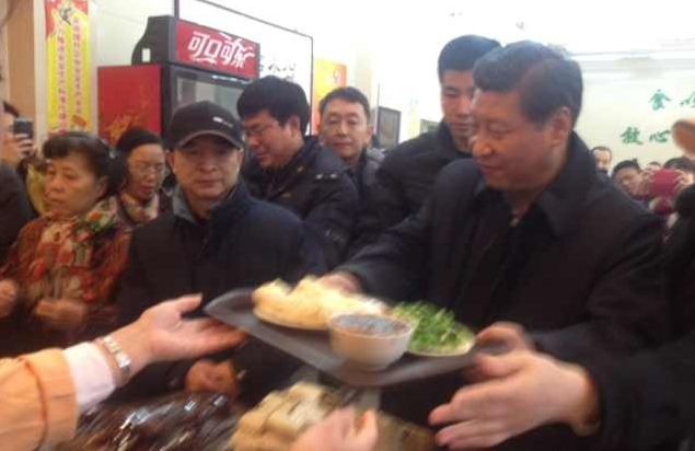 習近平周末現(xiàn)身包子鋪 排隊購買平易近人 習近平周末現(xiàn)身包子鋪 排隊購買平易近人