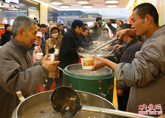 鄭州市民臘八節(jié)免費(fèi)品嘗少林“五行臘八粥”