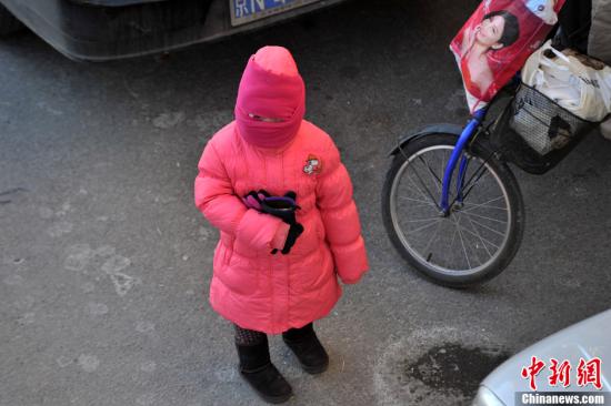 　12月23日，京城迎來(lái)今年入冬以來(lái)最冷的時(shí)刻。受今年以來(lái)最強(qiáng)冷空氣影響，京城迎來(lái)入冬以來(lái)幅度最大的