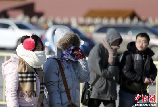 　12月23日，京城迎來(lái)今年入冬以來(lái)最冷的時(shí)刻。受今年以來(lái)最強(qiáng)冷空氣影響，京城迎來(lái)入冬以來(lái)幅度最大的