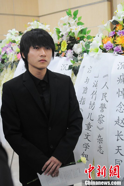 韓寒到場痛哭流淚。