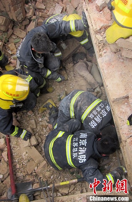 圖為南京消防隊員找到被埋工人。中新社發(fā) 梅亮 攝