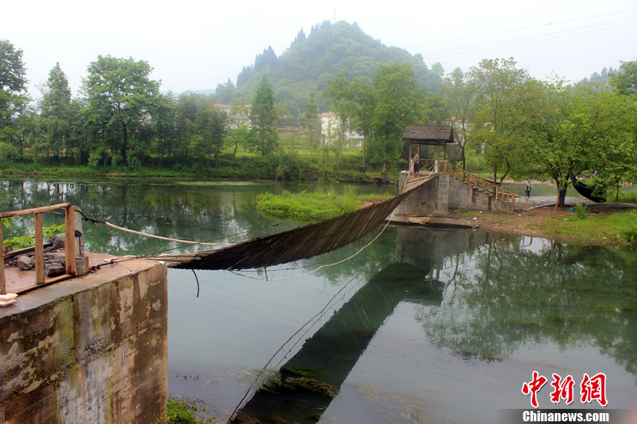 5月1日晚9點(diǎn)10分左右，湖南省鳳凰縣沱江鎮(zhèn)棉寨村距縣城3公里處桃花島篝火晚會散場時(shí)，游客經(jīng)過近水