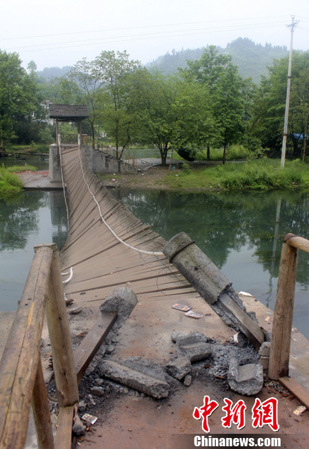 5月1日晚9點(diǎn)10分左右，湖南省鳳凰縣沱江鎮(zhèn)棉寨村距縣城3公里處桃花島篝火晚會散場時(shí)，游客經(jīng)過近水
