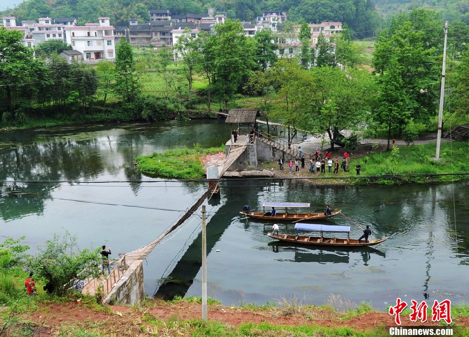 5月2日，鳳凰縣搜尋人員仍在沱江下游搜尋。